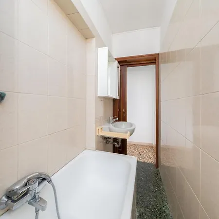 Alexandra Apartment *